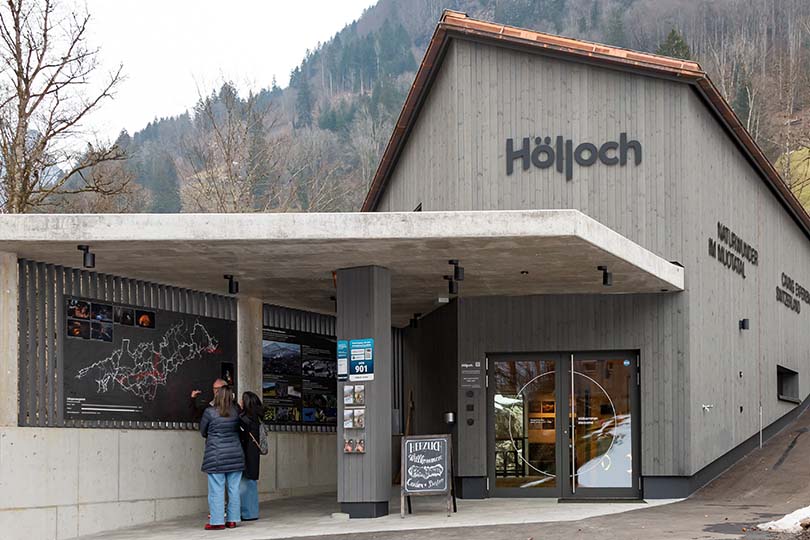 Eingangsbereich Hoelloch-Zentrum, Muotathal, mit Info-Tafeln
